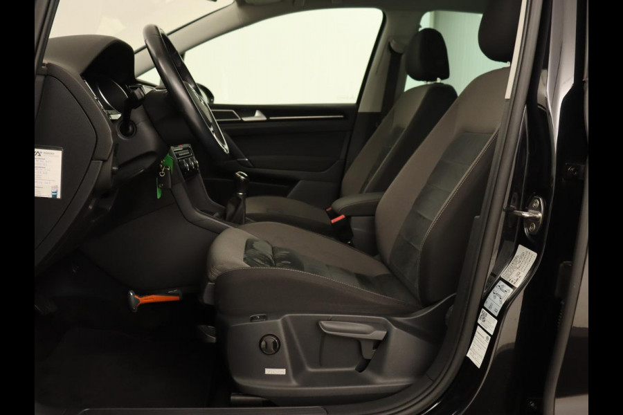 Volkswagen Golf Sportsvan 1.5 TSI Highline Edition | Stoelverwarming | Trekhaak | Massage | Camera | Carplay | Full LED | Adaptive cruise | Navigatie | Climate control