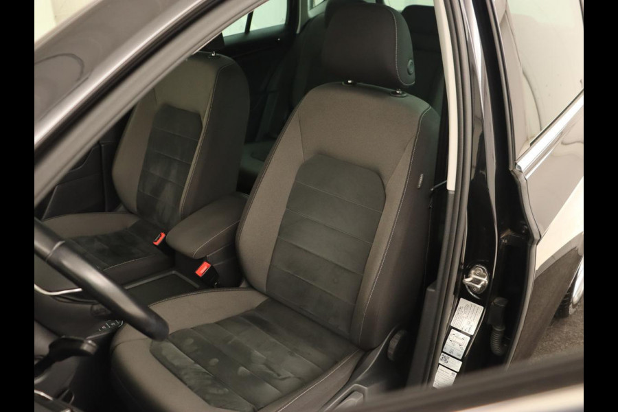 Volkswagen Golf Sportsvan 1.5 TSI Highline Edition | Stoelverwarming | Trekhaak | Massage | Camera | Carplay | Full LED | Adaptive cruise | Navigatie | Climate control