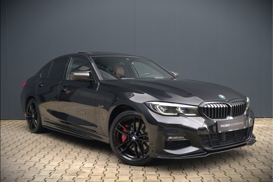 BMW 3-serie 330e xDrive Business Edition Plus M Sport | M Performance | Panoramadak | 360° Camera | Carbon | Head Up Display | Stoelverwarming | Stuurverwarming | Apple Carplay | Navigatie | Cruise Control | Ambiance Verlichting | Trekhaak