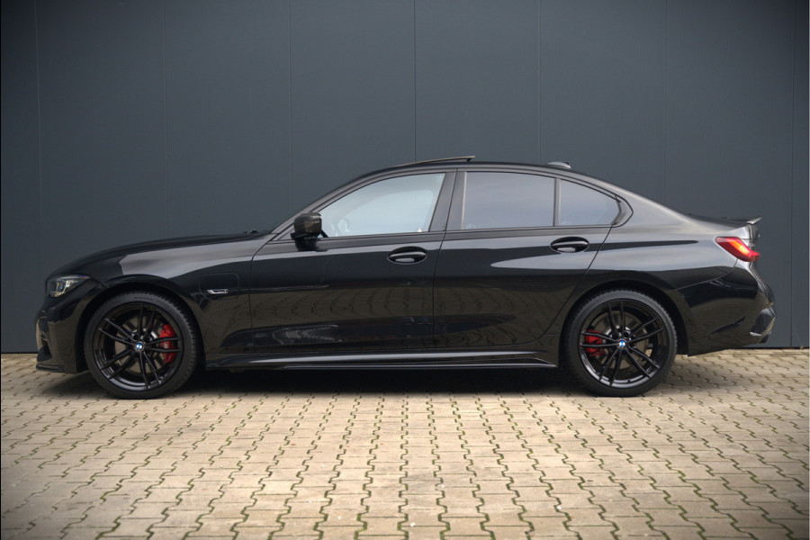 BMW 3-serie 330e xDrive Business Edition Plus M Sport | M Performance | Panoramadak | 360° Camera | Carbon | Head Up Display | Stoelverwarming | Stuurverwarming | Apple Carplay | Navigatie | Cruise Control | Ambiance Verlichting | Trekhaak