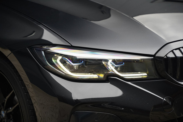 BMW 3-serie 330e xDrive Business Edition Plus M Sport | M Performance | Panoramadak | 360° Camera | Carbon | Head Up Display | Stoelverwarming | Stuurverwarming | Apple Carplay | Navigatie | Cruise Control | Ambiance Verlichting | Trekhaak