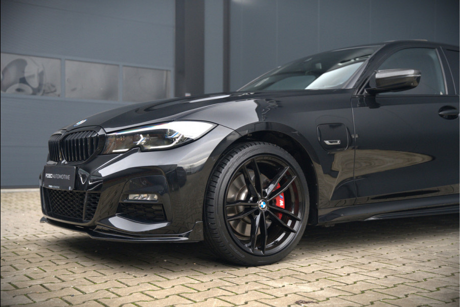 BMW 3-serie 330e xDrive Business Edition Plus M Sport | M Performance | Panoramadak | 360° Camera | Carbon | Head Up Display | Stoelverwarming | Stuurverwarming | Apple Carplay | Navigatie | Cruise Control | Ambiance Verlichting | Trekhaak