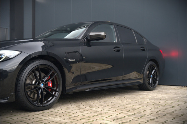 BMW 3-serie 330e xDrive Business Edition Plus M Sport | M Performance | Panoramadak | 360° Camera | Carbon | Head Up Display | Stoelverwarming | Stuurverwarming | Apple Carplay | Navigatie | Cruise Control | Ambiance Verlichting | Trekhaak