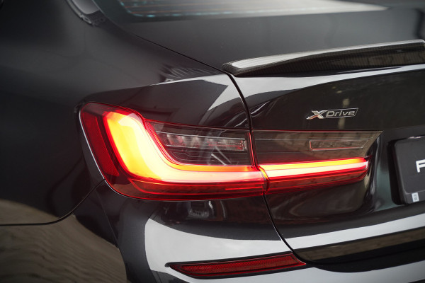BMW 3-serie 330e xDrive Business Edition Plus M Sport | M Performance | Panoramadak | 360° Camera | Carbon | Head Up Display | Stoelverwarming | Stuurverwarming | Apple Carplay | Navigatie | Cruise Control | Ambiance Verlichting | Trekhaak