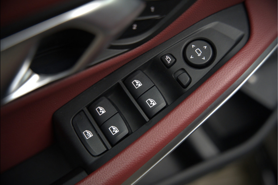 BMW 3-serie 330e xDrive Business Edition Plus M Sport | M Performance | Panoramadak | 360° Camera | Carbon | Head Up Display | Stoelverwarming | Stuurverwarming | Apple Carplay | Navigatie | Cruise Control | Ambiance Verlichting | Trekhaak