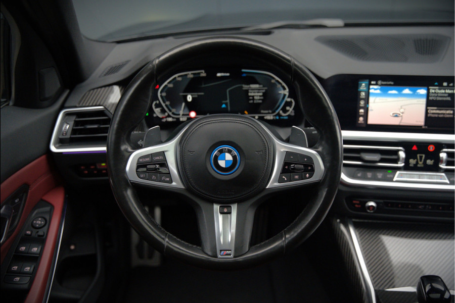 BMW 3-serie 330e xDrive Business Edition Plus M Sport | M Performance | Panoramadak | 360° Camera | Carbon | Head Up Display | Stoelverwarming | Stuurverwarming | Apple Carplay | Navigatie | Cruise Control | Ambiance Verlichting | Trekhaak