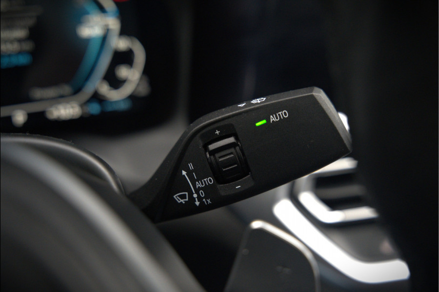 BMW 3-serie 330e xDrive Business Edition Plus M Sport | M Performance | Panoramadak | 360° Camera | Carbon | Head Up Display | Stoelverwarming | Stuurverwarming | Apple Carplay | Navigatie | Cruise Control | Ambiance Verlichting | Trekhaak