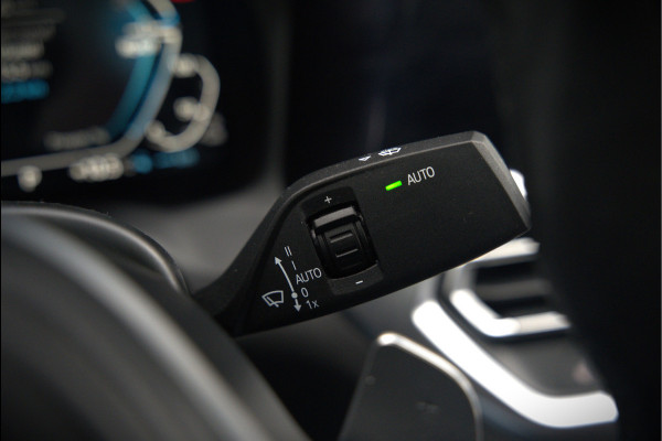 BMW 3-serie 330e xDrive Business Edition Plus M Sport | M Performance | Panoramadak | 360° Camera | Carbon | Head Up Display | Stoelverwarming | Stuurverwarming | Apple Carplay | Navigatie | Cruise Control | Ambiance Verlichting | Trekhaak