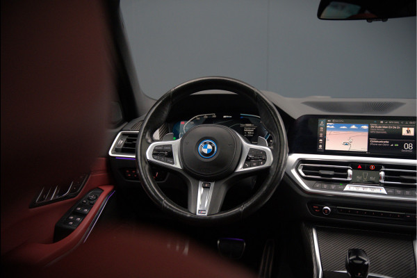 BMW 3-serie 330e xDrive Business Edition Plus M Sport | M Performance | Panoramadak | 360° Camera | Carbon | Head Up Display | Stoelverwarming | Stuurverwarming | Apple Carplay | Navigatie | Cruise Control | Ambiance Verlichting | Trekhaak