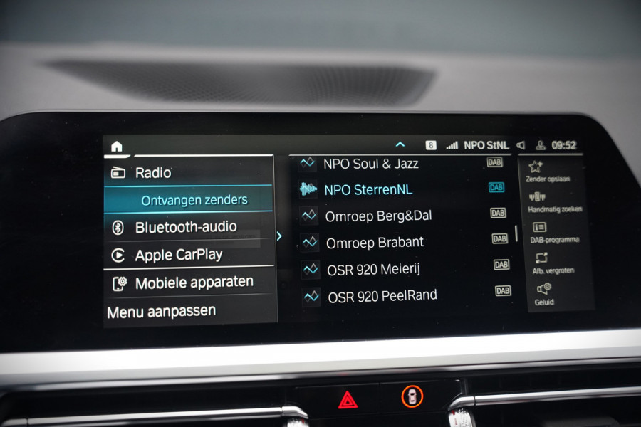 BMW 3-serie 330e xDrive Business Edition Plus M Sport | M Performance | Panoramadak | 360° Camera | Carbon | Head Up Display | Stoelverwarming | Stuurverwarming | Apple Carplay | Navigatie | Cruise Control | Ambiance Verlichting | Trekhaak