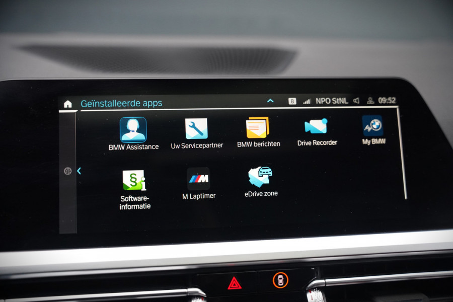 BMW 3-serie 330e xDrive Business Edition Plus M Sport | M Performance | Panoramadak | 360° Camera | Carbon | Head Up Display | Stoelverwarming | Stuurverwarming | Apple Carplay | Navigatie | Cruise Control | Ambiance Verlichting | Trekhaak