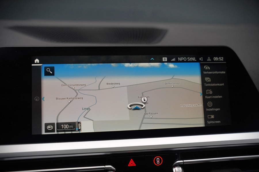 BMW 3-serie 330e xDrive Business Edition Plus M Sport | M Performance | Panoramadak | 360° Camera | Carbon | Head Up Display | Stoelverwarming | Stuurverwarming | Apple Carplay | Navigatie | Cruise Control | Ambiance Verlichting | Trekhaak