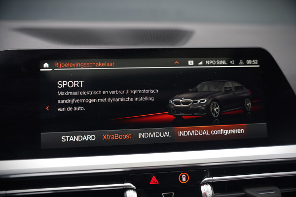 BMW 3-serie 330e xDrive Business Edition Plus M Sport | M Performance | Panoramadak | 360° Camera | Carbon | Head Up Display | Stoelverwarming | Stuurverwarming | Apple Carplay | Navigatie | Cruise Control | Ambiance Verlichting | Trekhaak