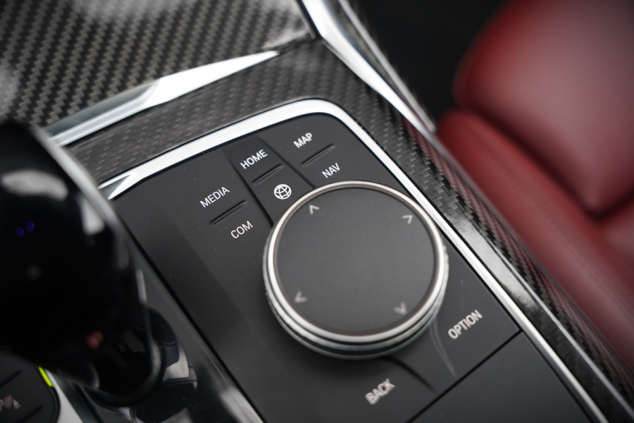 BMW 3-serie 330e xDrive Business Edition Plus M Sport | M Performance | Panoramadak | 360° Camera | Carbon | Head Up Display | Stoelverwarming | Stuurverwarming | Apple Carplay | Navigatie | Cruise Control | Ambiance Verlichting | Trekhaak