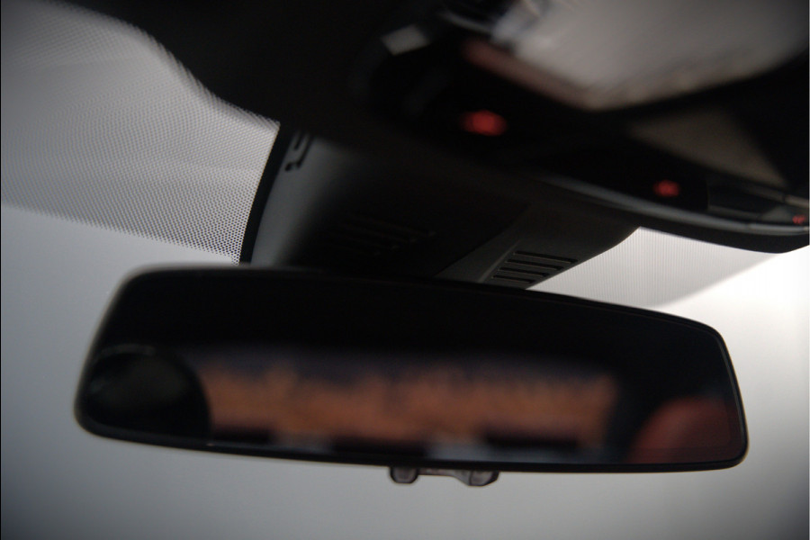 BMW 3-serie 330e xDrive Business Edition Plus M Sport | M Performance | Panoramadak | 360° Camera | Carbon | Head Up Display | Stoelverwarming | Stuurverwarming | Apple Carplay | Navigatie | Cruise Control | Ambiance Verlichting | Trekhaak