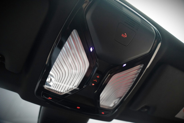 BMW 3-serie 330e xDrive Business Edition Plus M Sport | M Performance | Panoramadak | 360° Camera | Carbon | Head Up Display | Stoelverwarming | Stuurverwarming | Apple Carplay | Navigatie | Cruise Control | Ambiance Verlichting | Trekhaak