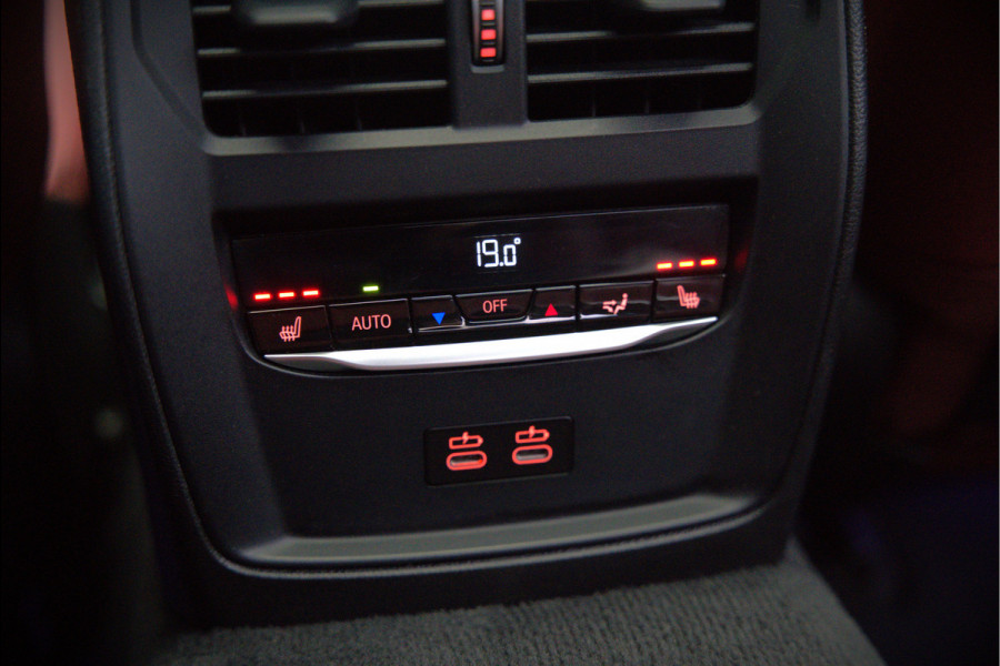 BMW 3-serie 330e xDrive Business Edition Plus M Sport | M Performance | Panoramadak | 360° Camera | Carbon | Head Up Display | Stoelverwarming | Stuurverwarming | Apple Carplay | Navigatie | Cruise Control | Ambiance Verlichting | Trekhaak