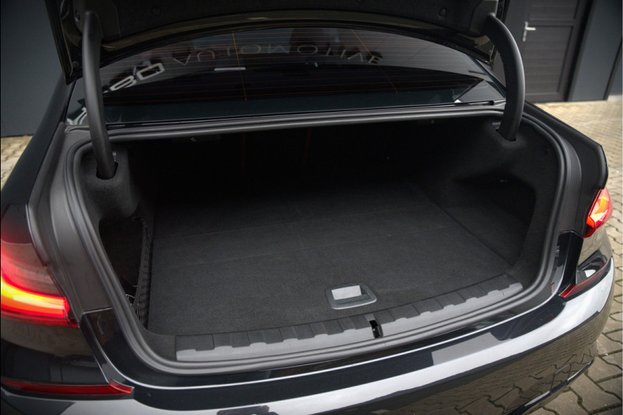 BMW 3-serie 330e xDrive Business Edition Plus M Sport | M Performance | Panoramadak | 360° Camera | Carbon | Head Up Display | Stoelverwarming | Stuurverwarming | Apple Carplay | Navigatie | Cruise Control | Ambiance Verlichting | Trekhaak