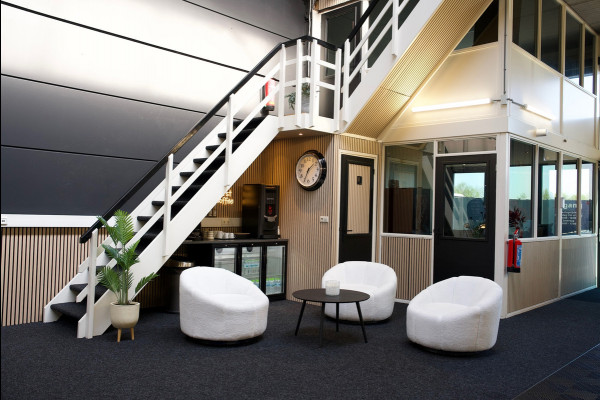 Toyota Corolla 1.8 Hybrid Business Plus BTW|AUTOMAAT|KEYLESS|CAMERA|LED|DEALERONDERHOUDEN|NAP|NLAUTO|HALF LEDER|TREKHAAK|STOELVERW