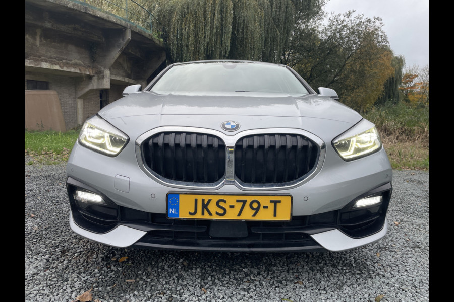 BMW 1-serie 118IA 140PK AUT. BUSINESS SPORT-LINE NAVI/LED/CAMERA/CARPLAY