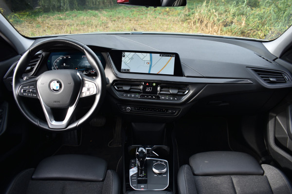 BMW 1-serie 118IA 140PK AUT. BUSINESS SPORT-LINE NAVI/LED/CAMERA/CARPLAY