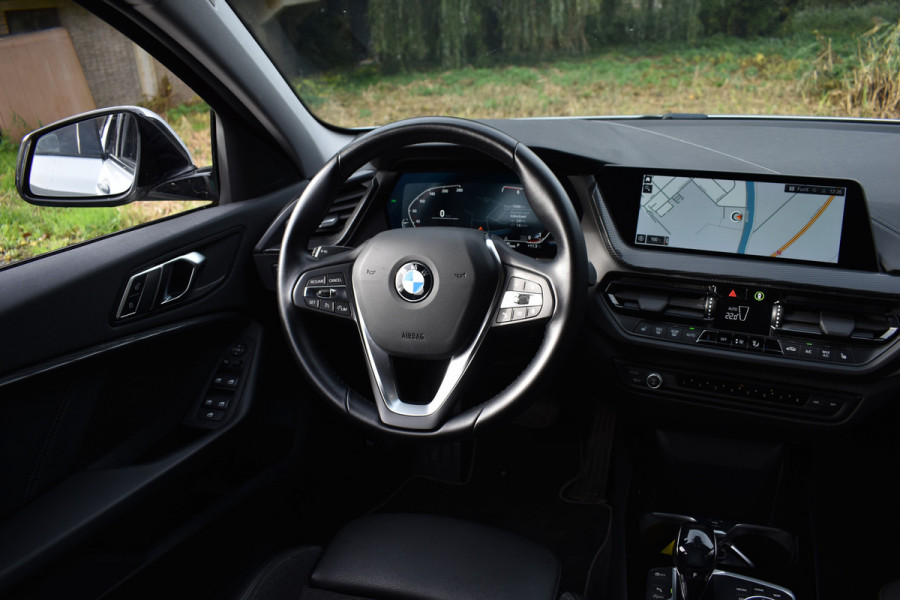 BMW 1-serie 118IA 140PK AUT. BUSINESS SPORT-LINE NAVI/LED/CAMERA/CARPLAY