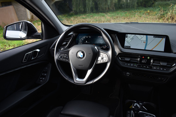 BMW 1-serie 118IA 140PK AUT. BUSINESS SPORT-LINE NAVI/LED/CAMERA/CARPLAY