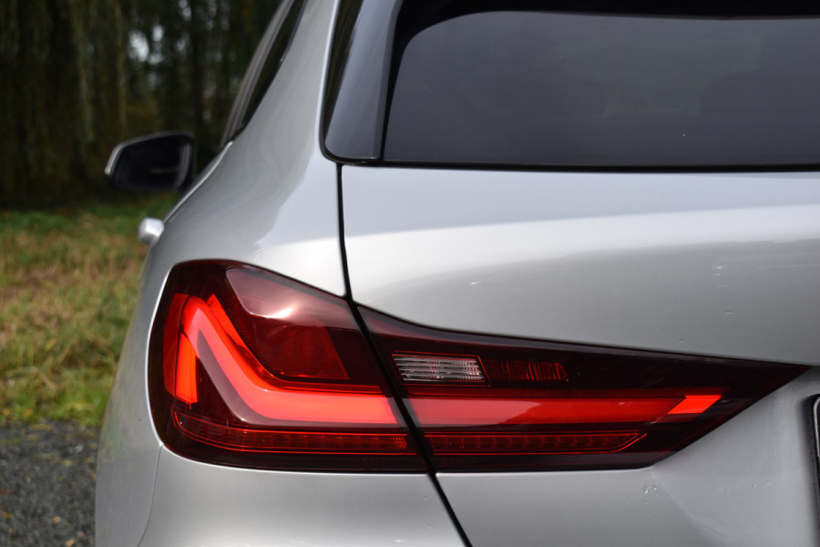 BMW 1-serie 118IA 140PK AUT. BUSINESS SPORT-LINE NAVI/LED/CAMERA/CARPLAY