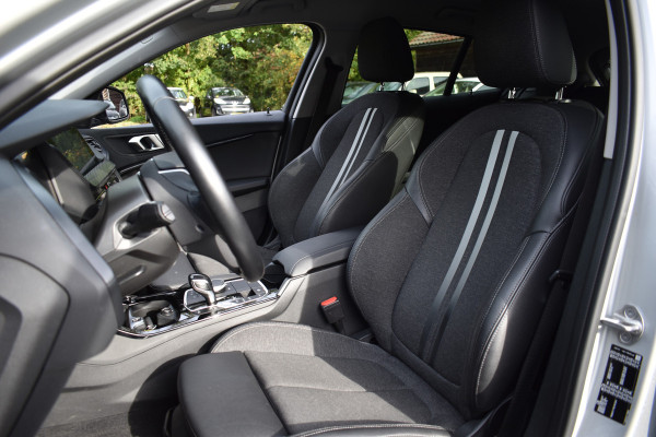 BMW 1-serie 118IA 140PK AUT. BUSINESS SPORT-LINE NAVI/LED/CAMERA/CARPLAY