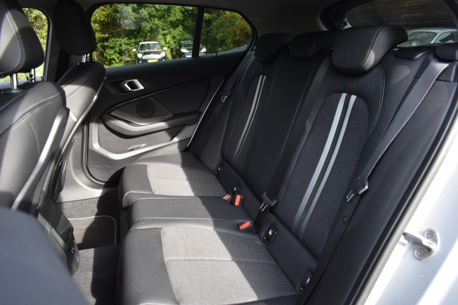 BMW 1-serie 118IA 140PK AUT. BUSINESS SPORT-LINE NAVI/LED/CAMERA/CARPLAY