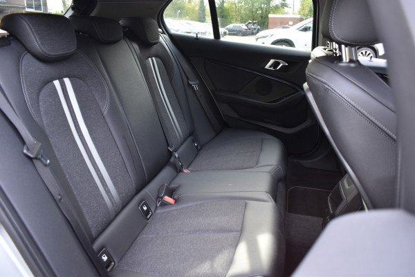 BMW 1-serie 118IA 140PK AUT. BUSINESS SPORT-LINE NAVI/LED/CAMERA/CARPLAY