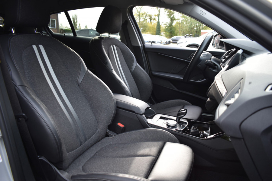 BMW 1-serie 118IA 140PK AUT. BUSINESS SPORT-LINE NAVI/LED/CAMERA/CARPLAY