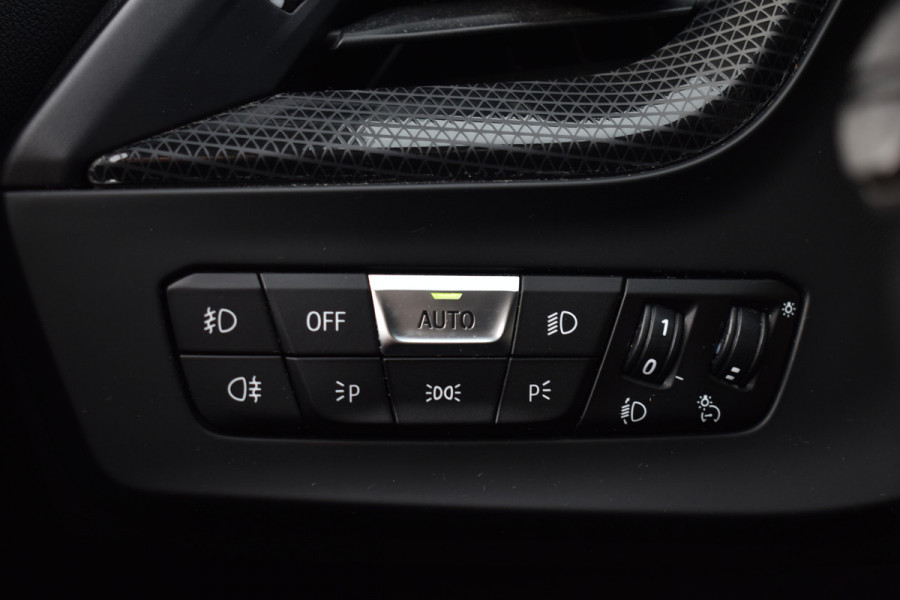 BMW 1-serie 118IA 140PK AUT. BUSINESS SPORT-LINE NAVI/LED/CAMERA/CARPLAY