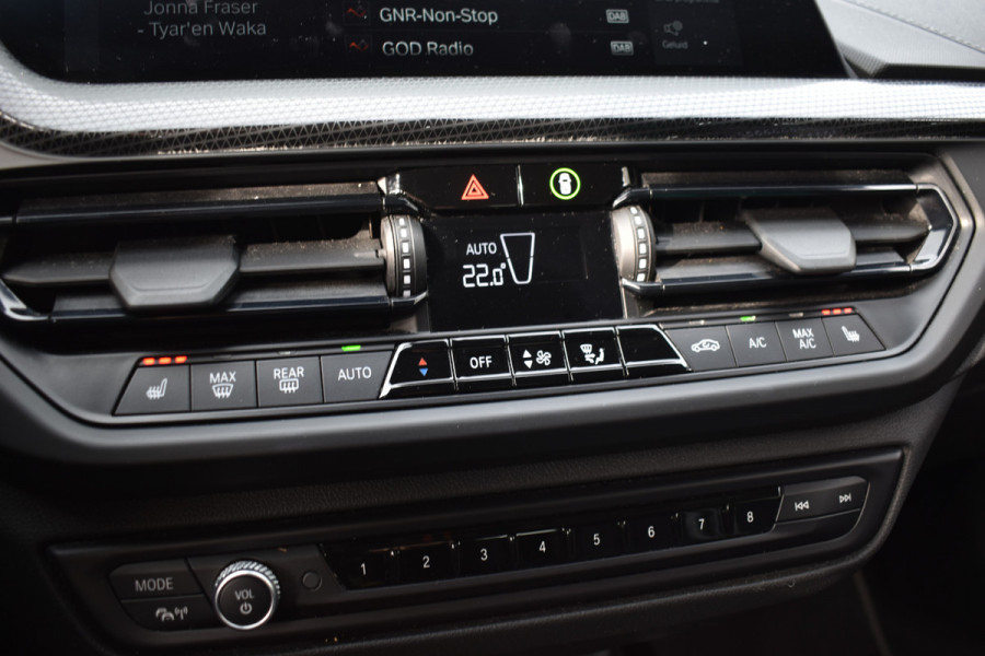 BMW 1-serie 118IA 140PK AUT. BUSINESS SPORT-LINE NAVI/LED/CAMERA/CARPLAY