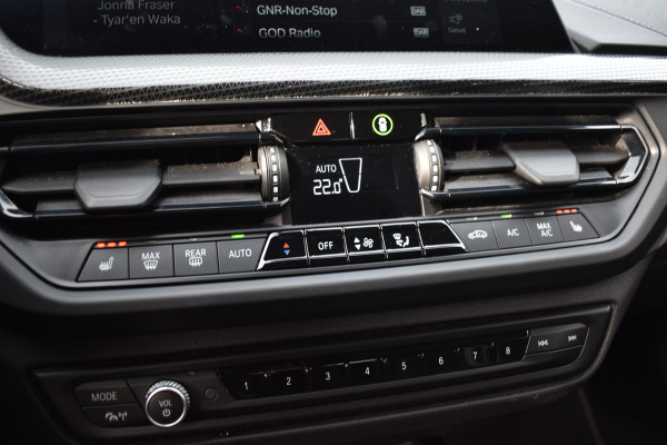 BMW 1-serie 118IA 140PK AUT. BUSINESS SPORT-LINE NAVI/LED/CAMERA/CARPLAY