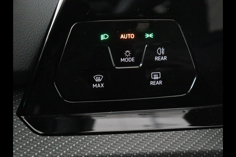Volkswagen Golf 1.5 eTSI R-Line | Stoel & stuurverwarming | Camera | Sportstoelen | Sfeerverlichting | Digital Cockpit | Carplay | Adaptive cruise | Full LED