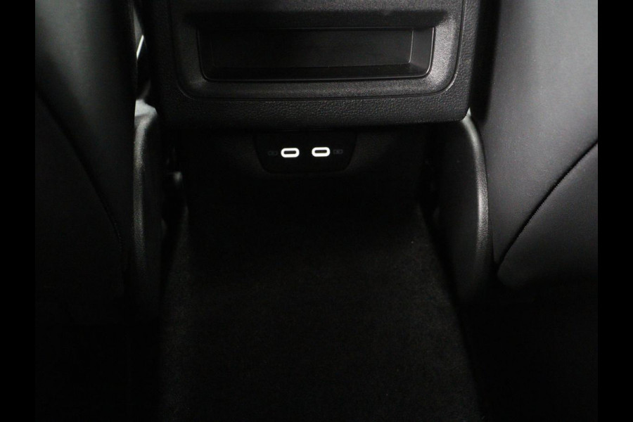 Volkswagen Golf 1.5 eTSI R-Line | Stoel & stuurverwarming | Camera | Sportstoelen | Sfeerverlichting | Digital Cockpit | Carplay | Adaptive cruise | Full LED