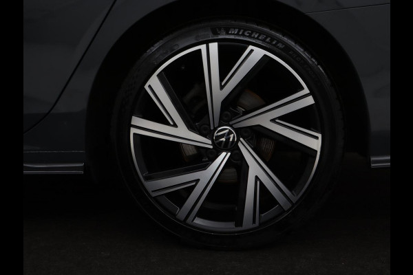 Volkswagen Golf 1.5 eTSI R-Line | Stoel & stuurverwarming | Camera | Sportstoelen | Sfeerverlichting | Digital Cockpit | Carplay | Adaptive cruise | Full LED