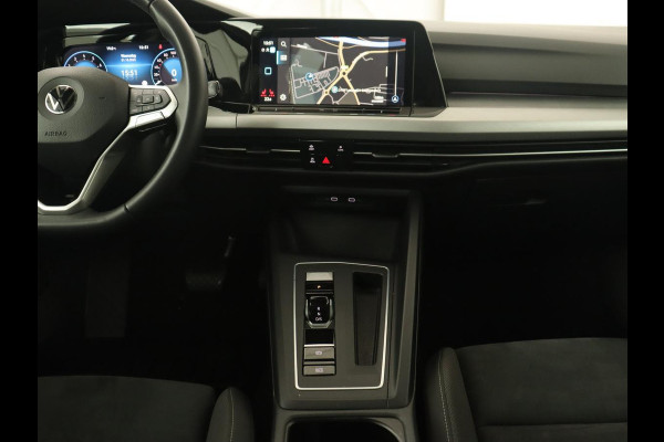 Volkswagen Golf 1.5 eTSI Life | Stoelverwarming | Carplay | Massage | Adaptive cruise | Navigatie | Sfeerverlichting | Parkeerhulp | Full LED | Memory