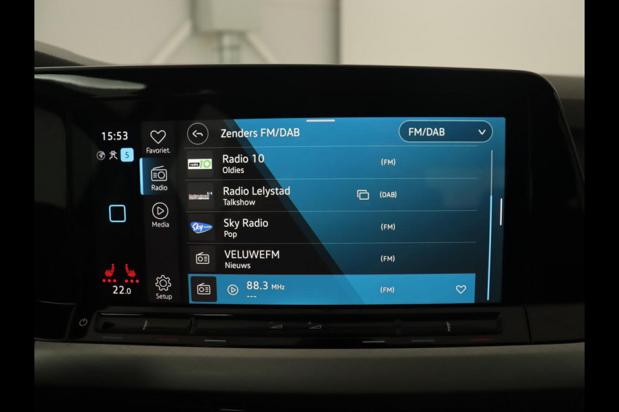 Volkswagen Golf 1.5 eTSI Life | Stoelverwarming | Carplay | Massage | Adaptive cruise | Navigatie | Sfeerverlichting | Parkeerhulp | Full LED | Memory