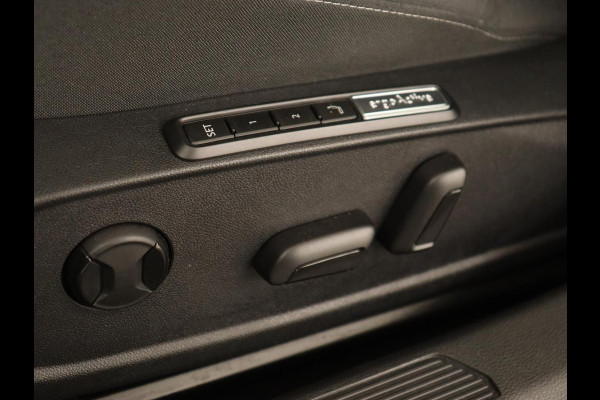 Volkswagen Golf 1.5 eTSI Life | Stoelverwarming | Carplay | Massage | Adaptive cruise | Navigatie | Sfeerverlichting | Parkeerhulp | Full LED | Memory