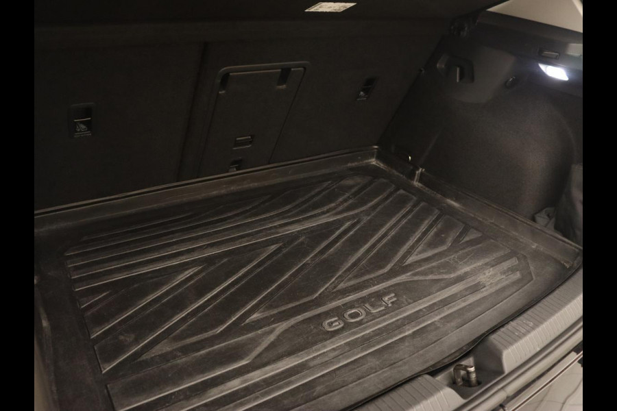 Volkswagen Golf 1.5 eTSI Life | Stoelverwarming | Carplay | Massage | Adaptive cruise | Navigatie | Sfeerverlichting | Parkeerhulp | Full LED | Memory