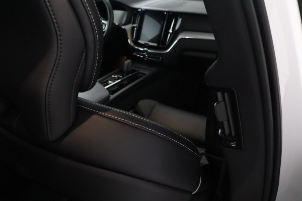 Volvo XC60 2.0 T8 Twin Engine AWD R-Design Luchtvering, Stoelverwarming, Panorama, Apple Carplay,