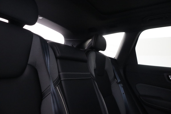 Volvo XC60 2.0 T8 Twin Engine AWD R-Design Luchtvering, Stoelverwarming, Panorama, Apple Carplay,