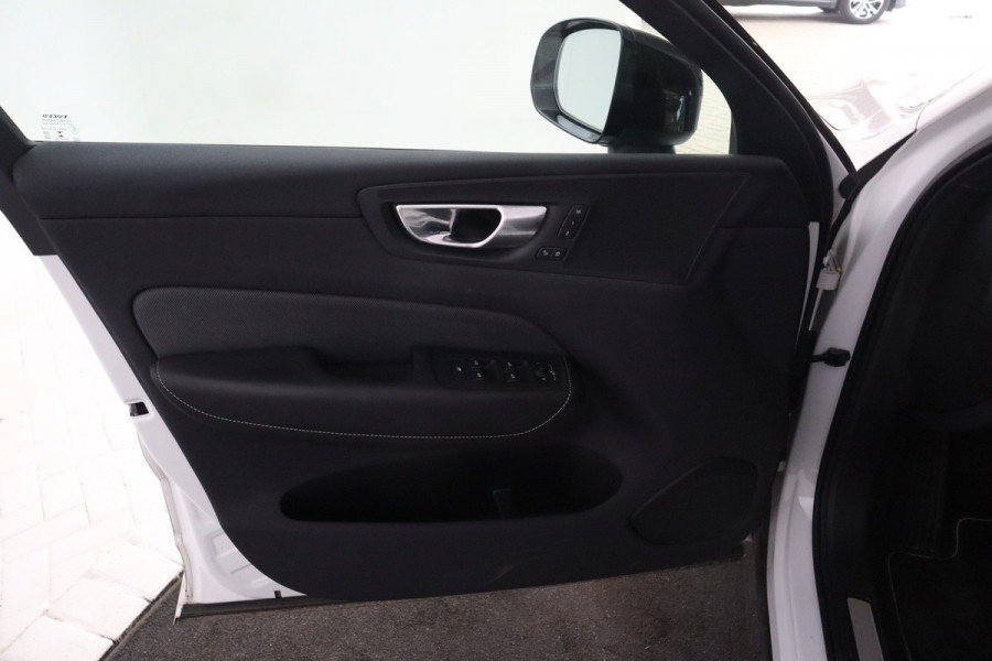 Volvo XC60 2.0 T8 Twin Engine AWD R-Design Luchtvering, Stoelverwarming, Panorama, Apple Carplay,