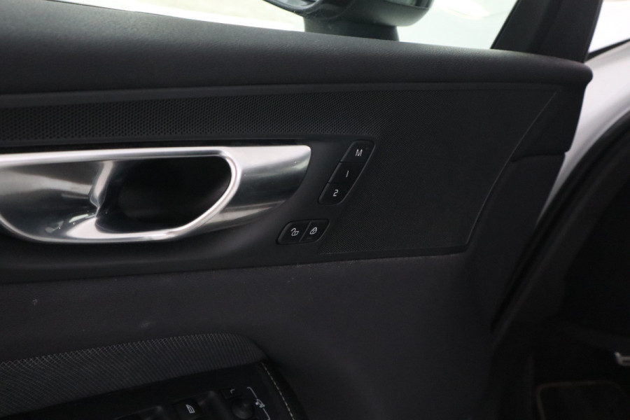 Volvo XC60 2.0 T8 Twin Engine AWD R-Design Luchtvering, Stoelverwarming, Panorama, Apple Carplay,