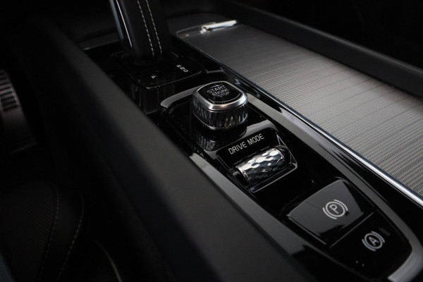 Volvo XC60 2.0 T8 Twin Engine AWD R-Design Luchtvering, Stoelverwarming, Panorama, Apple Carplay,