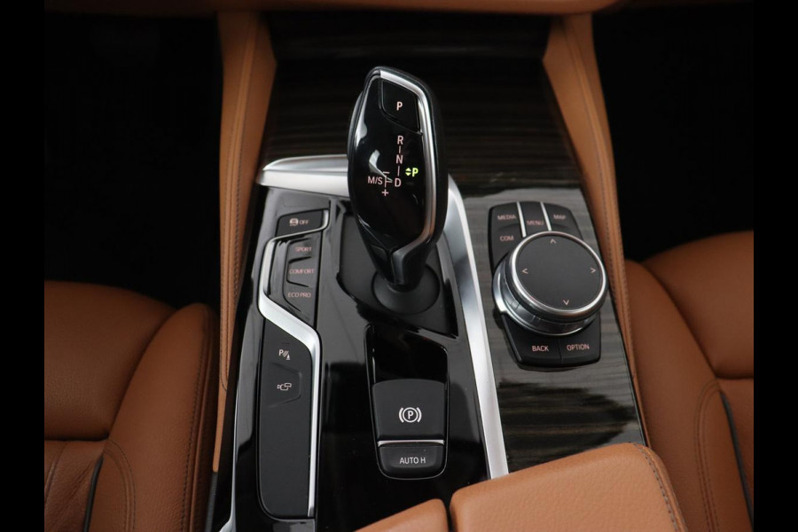 BMW 5 Serie 540i High Executive | 51.800km NAP | Schuifdak | Luxury Line | Leder | 360 Camera | Comfortstoelen | Keyless | Stoelverwarming | Navigatie | Memory | Full LED | Dodehoek detectie | Park Assist