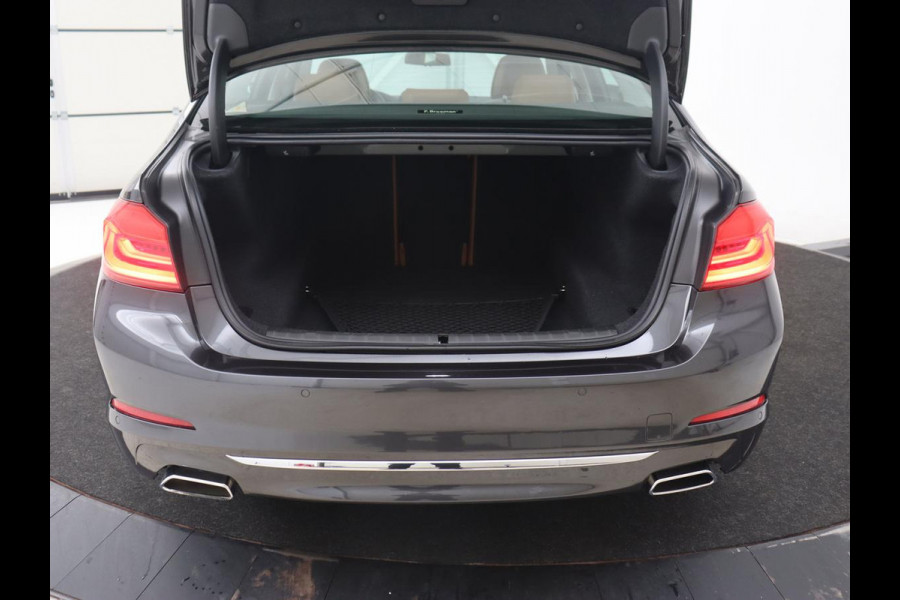 BMW 5 Serie 540i High Executive | 51.800km NAP | Schuifdak | Luxury Line | Leder | 360 Camera | Comfortstoelen | Keyless | Stoelverwarming | Navigatie | Memory | Full LED | Dodehoek detectie | Park Assist