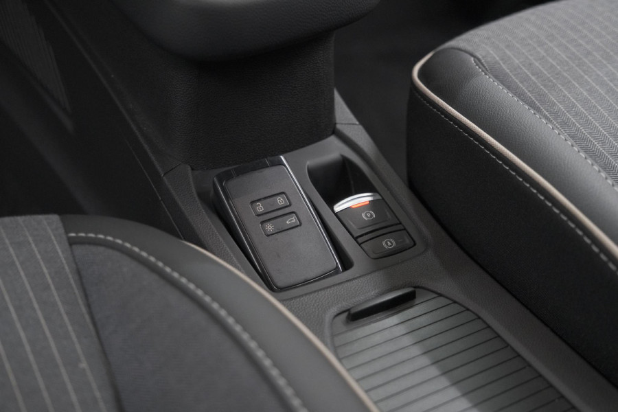 Renault Clio 1.6 E-Tech Full Hybrid 145 techno | 360 Camera | Adaptieve Cruise Control | Dodehoekdetectie | 9.3 Inch Groot Scherm